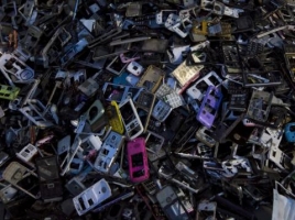 Consumint Consciència: Amb quines condicions laborals és fabriquen els nostres mòbils? D'on surten els materials per fabricar-los? Què passa quan llancem tecnologia a les escombraries?