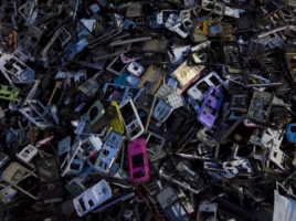 Consumint Consciència: Amb quines condicions laborals és fabriquen els nostres mòbils? D'on surten els materials per fabricar-los? Què passa quan llancem tecnologia a les escombraries?
