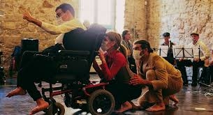Semblances, un projecte de música i dansa protagonitzat per interns del Centre Penitenciari Brians2, usuaris del Club Social de Salut Mental SEPTICLUB i persones amb paràlisi cerebral de la FCPC