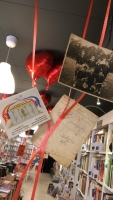 Re-Read Sabadell celebra els cinc anys amb una mostra flotant de les notes, fotografies, cartes i dibuixos que han trobat als llibres de segona mà.