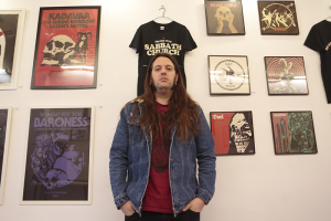Pol Abran, dissenyador de Branca Studio: "Treballem amb bandes locals de Sabadell i amb grups que hem admirat sempre com Black Sabbath, Queens of stone age o Germans Cavalera"Imatge: Eduard Tuset