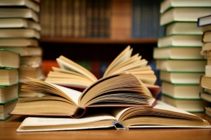 A cau d'orella: No et perdis el recopilatori d'anècdotes divertides de les biblioteques i el llistat d'autors locals imprescindibles!