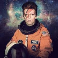 Pere Massagué ens proposa un viatge sideral amb Simple Red, David Bowie, Sidonie i altres estrelles musicals