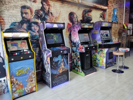 Cara i Creu de Rex Arcade: Tanca el bar de la Zona Hermètica i obre un local a la Gran Via per la fabricació i personalització de recreatives