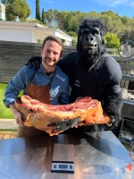 L'Àlex Castany cuina més de 20kg de carn i supera el repte proposat per Gorak el Gorila i crític gastronòmic