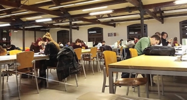 A cau d'orella: La biblioteca Vapor Badia obre les sales d'estudi i amplia els horaris