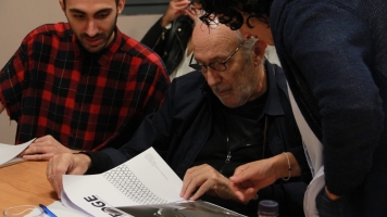 El dissenyador Antoni Miro amb profesors de l'Escola ESDI