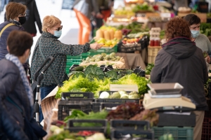 Una clienta a les parades de l'exterior del Mercat Central/ Roger Benet