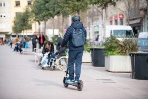 Un patinet, pel Passeig/ Roger Benet