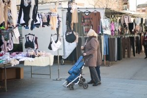 Una clienta del mercat ambulant/ Roger Benet