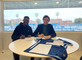 Lamine signant el contracte | CES