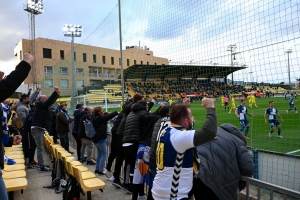 L'afició arlequinada celebra un dels tres gols al Mini Estadi | CES