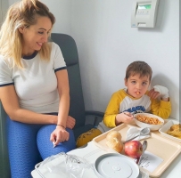 Un pacient pediàtric, menjant el que ha escollit/ Taulí