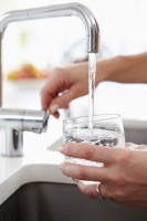 La llei de residus obliga a la restauració a donar gots d'aigua de l'aixeta als clients