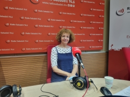 La periodista, escriptora, traductora i bibliotecària, Anna Cabeza a l'estudi 1 de Ràdio Sabadell