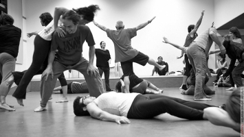 Imatge arxiu de ballarins i ballarines, sense experiència creant un espectacle de dansa