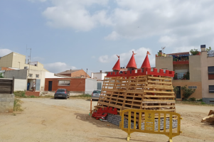 Imatge de la preparació de la foguera on cremarà la falla; un gat amb botes de més de dos metres d'alçada