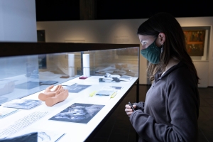 La mostra revisa la història cultural de les mans i la relació tàctil