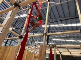 L'instructor Diego Rodríguez fent acrobàcies àrees a la