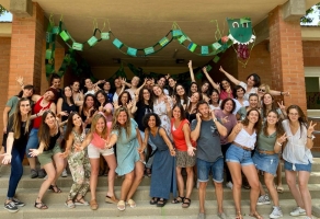 alumnes i professors de l'Escola Catalunya
