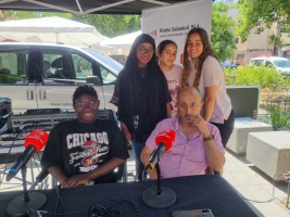 El cap d'estudis Lluís Bosch amb les alumnes Tamara Oliveira, Fatymata Faty,Layla Bahmas i Soadou Siylla