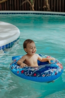 Un nadó en una piscina/ Barbara Ribeiro