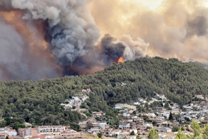 Pendents de l'incendi del Bages que ja ha cremat més de 300 hectàrees del PN de Sant Llorenç del Munt 