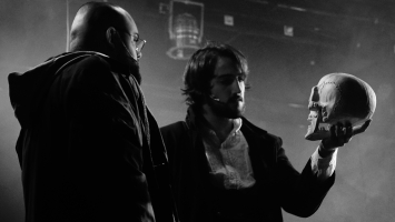 Actors de l'escola Escènics en una escena de l'obra Hamlet de William Shakespear
