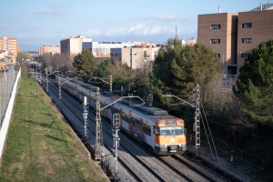 Un tren de Renfe passant per Sabadell/ Roger Benet