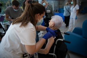 Una infermera vacunant una resident de Sabadell Gent Gran/ Roger Benet