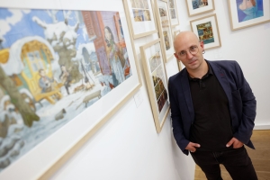 Ricard Efa a la galeria Maghen, de París, on exposa pàgines originals d'algunes de les seves obres. Imatge ©Romuald Meigneux