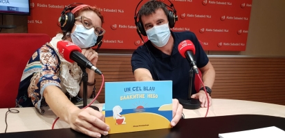 Berta Rubio, de l’editorial sabadellenca Elpoblet,  i Pere Roca, de l’estudi  Little Mamut, amb elllibre solidari a l'estudi 