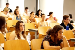 Els professors associats asseguren que fan la mateixa classes i docència que un funcionari | ACN