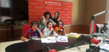 L'escriptora Anna Fité, la Raquel Garcia i els alumnes de l'escola Nostra Llar