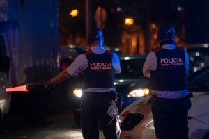 Una parella de Mossos/ Arxiu Roger Benet