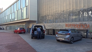 A les hores d'entrada i de sortida de les escoles es concentren molts vehicles en aquest punt del centre | Pere Gallifa