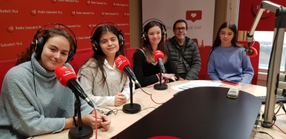 Les alumnes i en Carles Rovira, director Pedagògic del Sant Nicolau a l'estudi 1 de Ràdio Sabadell