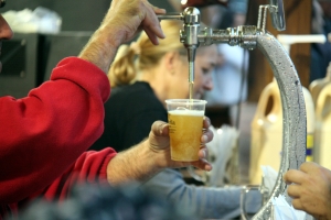 Projecte Home denuncia que una pujda en el consum d'alcohol en els joves | ACN