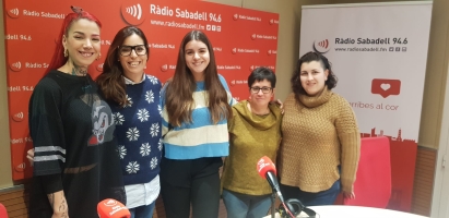 Cris, cantant de Bounce Twice, la Mònica (Mercat Creu aLta) i l'Alba i la Mercè, mares del'escola Joaquim Blume 