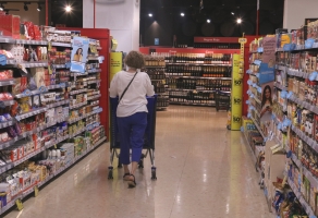 El govern ha aplicat una rebaixa en l'IVA de productes bàsics | ACN