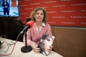 L'escriptora Francesca Rodríguez a Ràdio Sabadell després de l'entrevista | Roger Benet