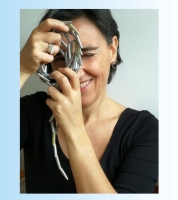 L'artista Mariona Arraut amb una peça de la col·lecció 'Connexió'/ Cedida
