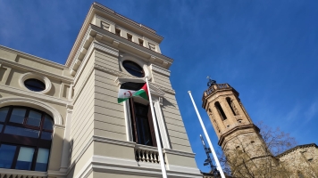 La bandera sahrauí penja a la façana consistorial de la plaça del Doctor Robert com a gest de suport amb aquesta comunitat.