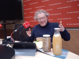 El cuiner Txus Zubéldia de l'Escola Romaní (carrer de Borrell, 9) a l'estudi 1 de ràdio Sabadell