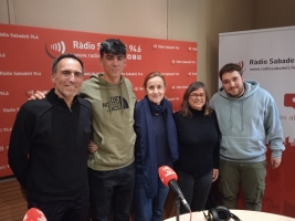 Anna Naves (vicepresidenta del CE Sabadell); el Pau Quintana (alumne que ha dissenyat el logo del 120é aniversari del CE Sabadell) la Judith Corominas (professora de disseny gràfic i tutora del projecte amb el La Caserna)’ i l’Agustí 0Hurtado (director de l’Escola Illa)