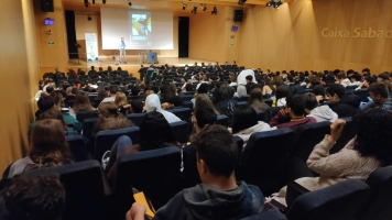 Uns 400 alumnes participen a l'acte d'homenatge a les víctimes del Holocaust