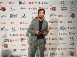 Carlos Serrano-Clark amb el premi de la Unión de Actores y Actrices