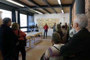 Imatge de la inauguració de la mostra 'Papers de versàlia, 20 anys de poesia' al Marquet de les Roques 