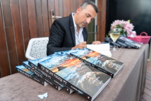 Chris Martos presenta 'L'última llum del dia' a La Llar del Llibre