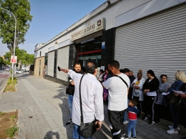 Cues aquest matí per comprar ala botiga de Campoamor